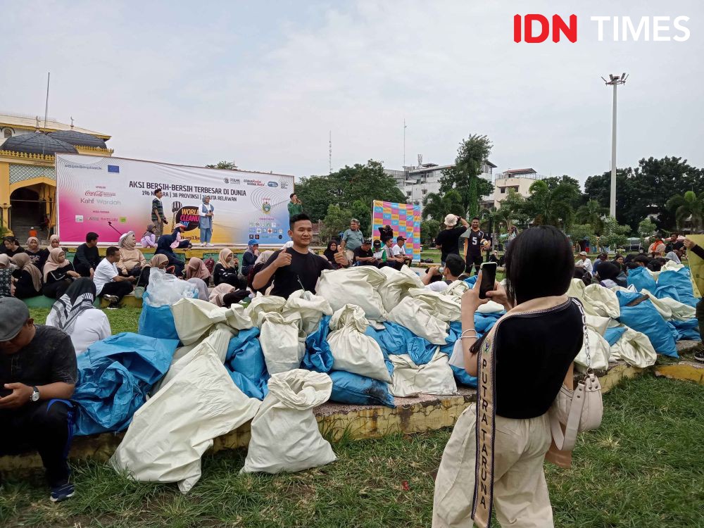 Hari Bersih se-Dunia, WCD Sumut Bersihkan Sampah di Istana Maimun