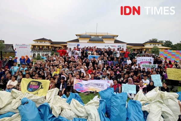 Hari Bersih se-Dunia, WCD Sumut Bersihkan Sampah di Istana Maimun