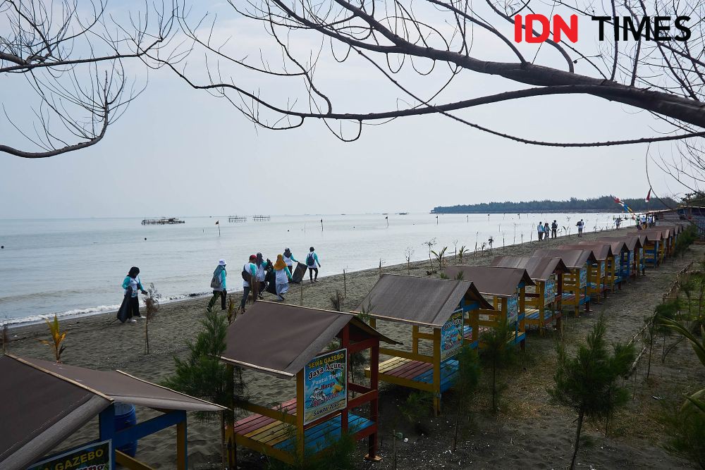 [FOTO] Perwira Pertamina Menjaga Pantai Tirang Tidak Hilang