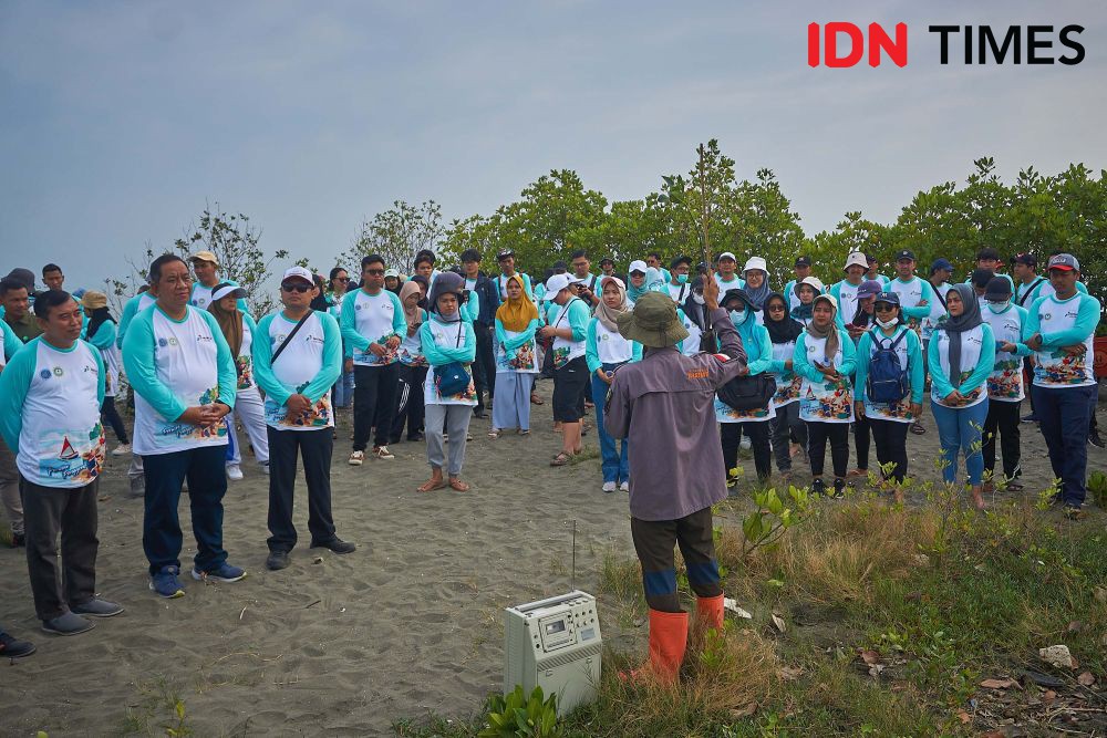 [FOTO] Perwira Pertamina Menjaga Pantai Tirang Tidak Hilang