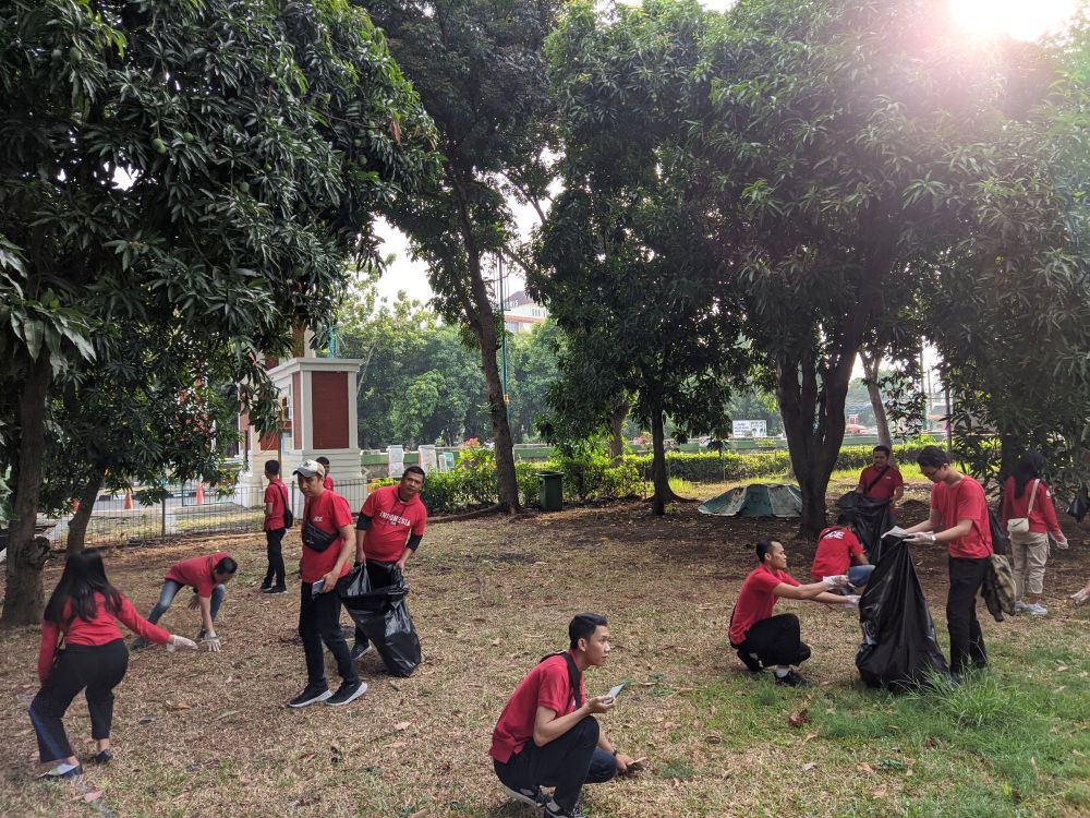 Rayakan World Clean Up Day, Karyawan Toko ACE Bersih-Bersih Masjid Agung Jateng