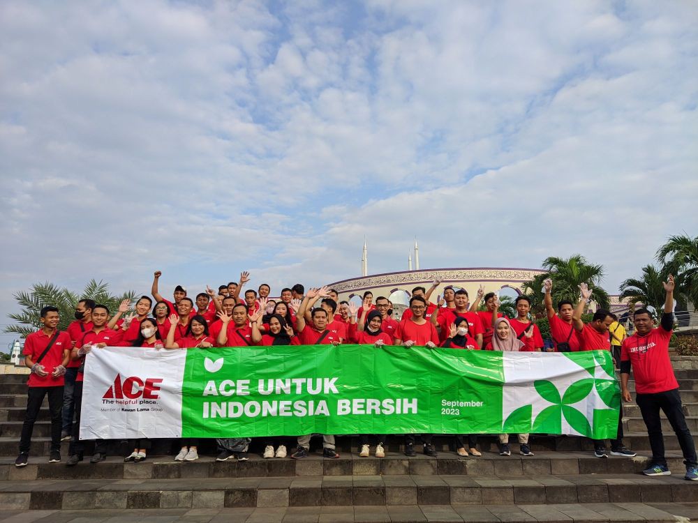 Rayakan World Clean Up Day, Karyawan Toko ACE Bersih-Bersih Masjid Agung Jateng
