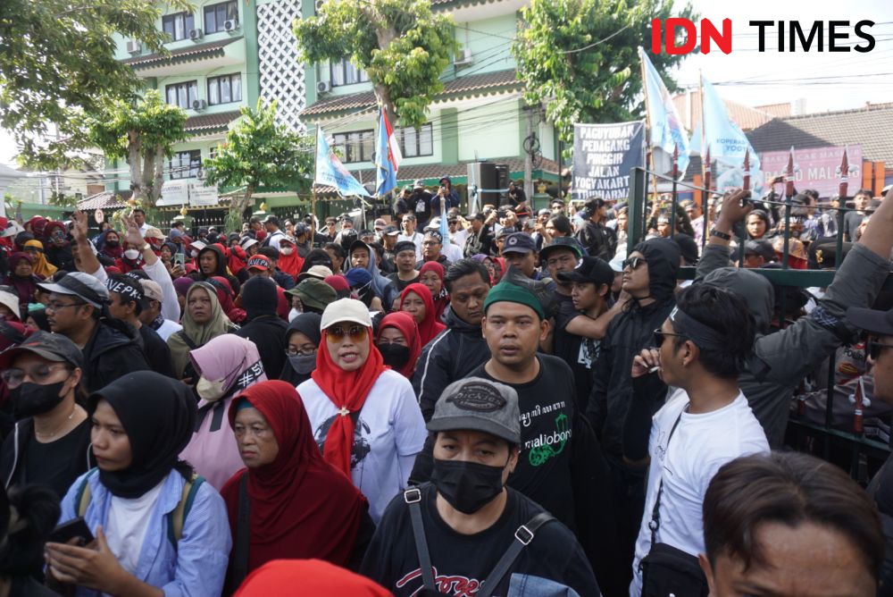 Ratusan PKL Teras Malioboro 2 Geruduk Balai Kota Yogyakarta