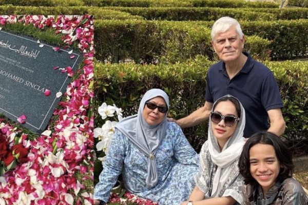 7 Potret BCL Nyekar ke Makam Mendiang Ashraf yang Berulang Tahun ke-44