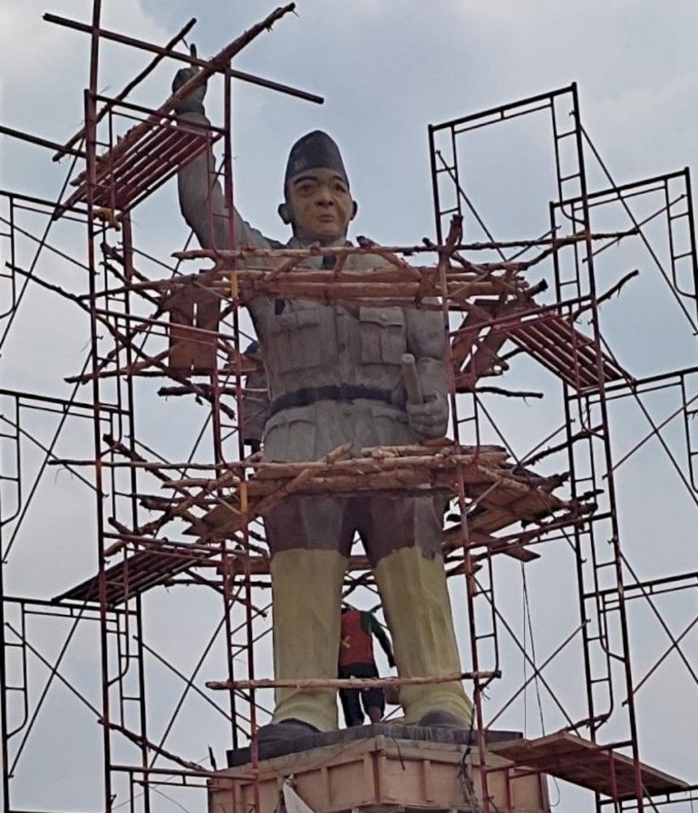 Patung Soekarno yang Viral di Banyuasin Ditutup Terpal