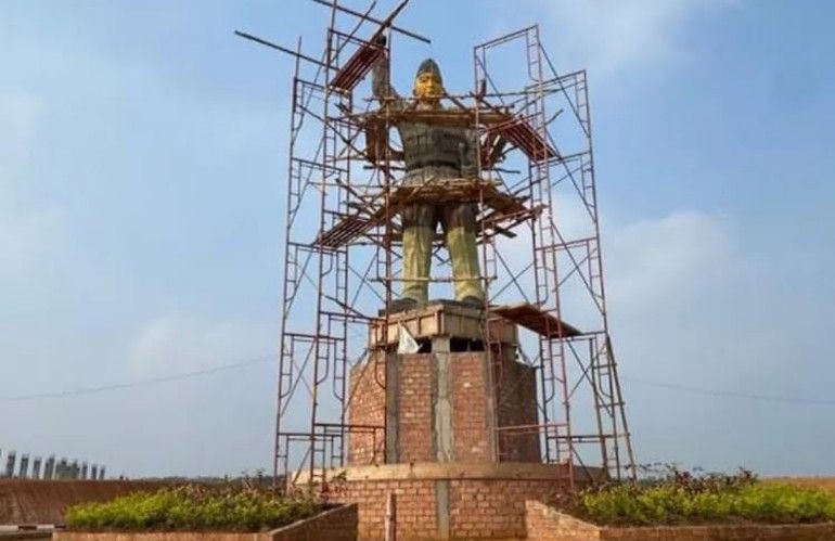 Patung Soekarno yang Viral di Banyuasin Ditutup Terpal