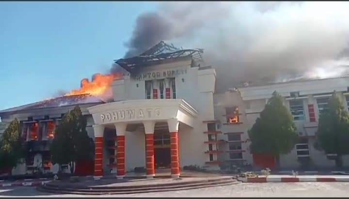 Kantor Bupati Pohuwato di Gorontalo Dibakar Massa Pengunjuk Rasa
