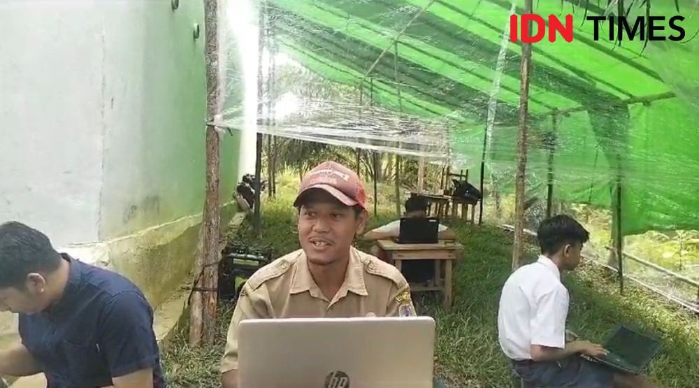 Minim Jaringan Internet, SMPN 3 Melawi Mendaki Bukit Kebun Sawit