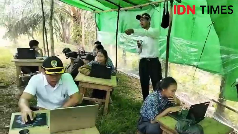 Minim Jaringan Internet, SMPN 3 Melawi Mendaki Bukit Kebun Sawit