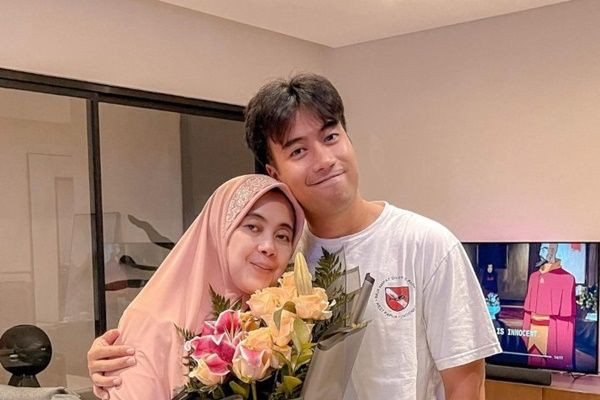 7 Kedekatan Vidi Aldiano dan Sang Ibu, Setia Dampingi Saat Sakit