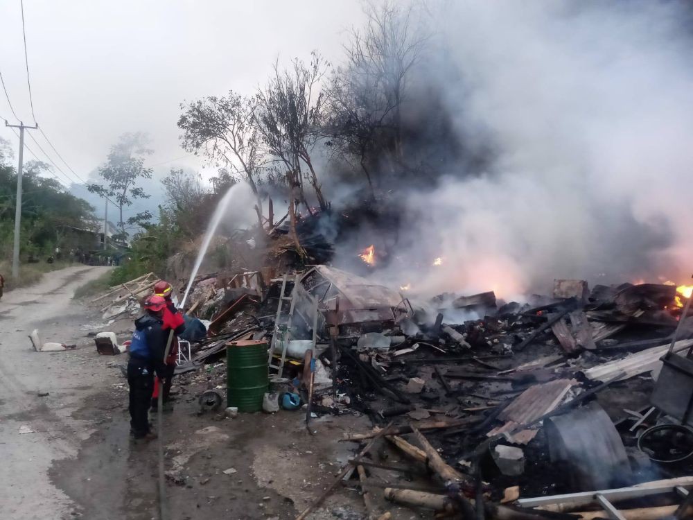Tiga Gudang dekat SPBU di Kota Cimahi Ludes Terbakar