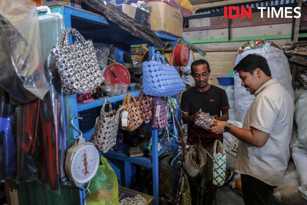 Dukung Pelestarian Lingkungan, Bawaslu Tapteng Donasi Sampah ke BSY