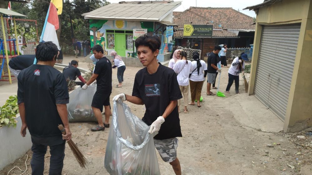 Antisipasi Banjir, Warga KBB Gotongroyong Bersihkan Lingkungan