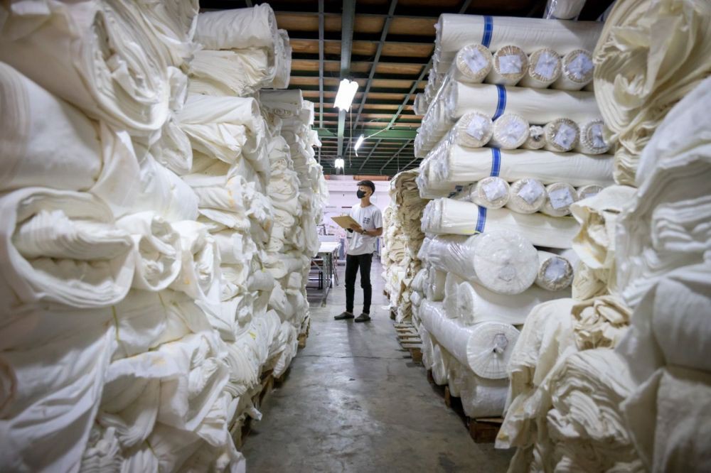 Menteri Teten: Industri Tekstil di Jabar Terancam Berhenti Produksi