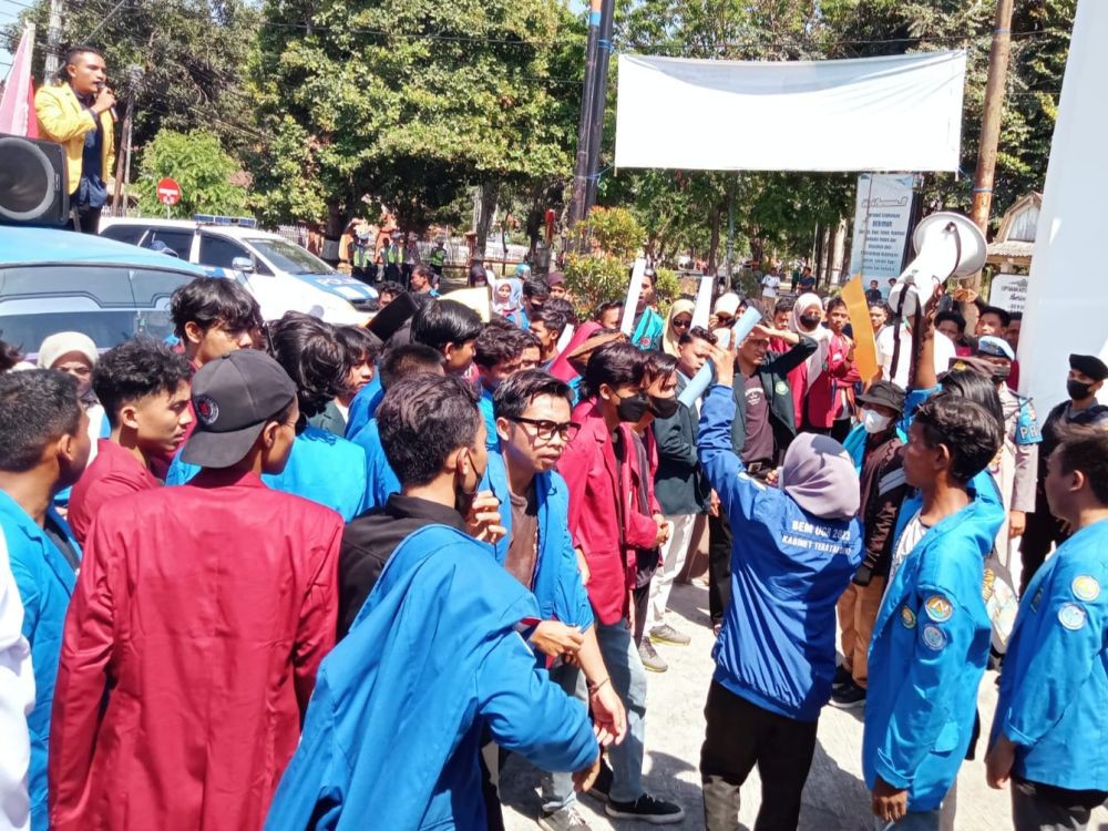 Mahasiswa Lotim Demo Tuntut Pemerintah Tanggulangi Harga Beras