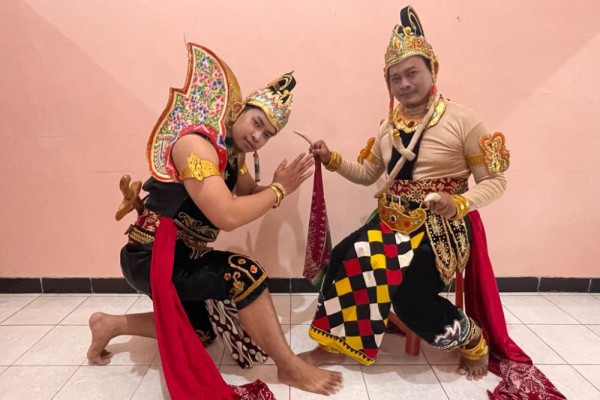 Keren! Ayah dan Anak Lulus Bareng dari ITS