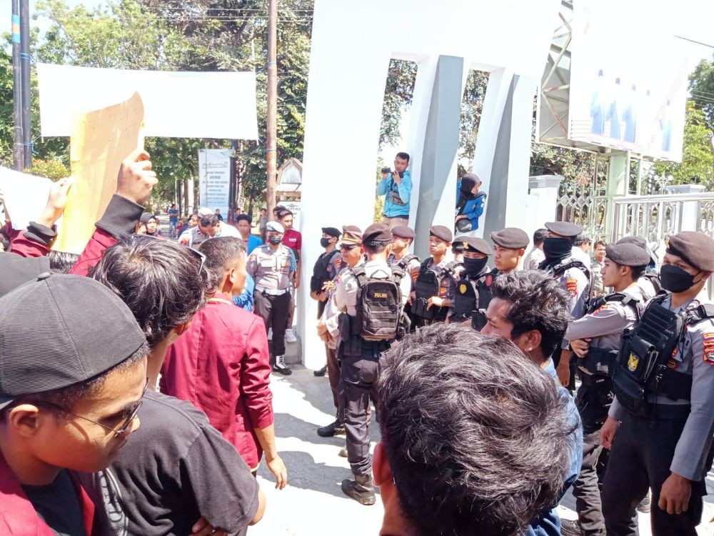 Mahasiswa Lotim Demo Tuntut Pemerintah Tanggulangi Harga Beras