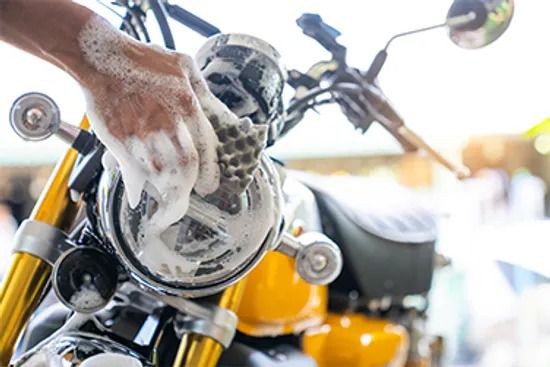7 Cara Mencuci Sepeda Motor Sendiri yang Aman