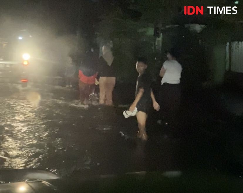 Hujan dan Banjir di Medan, Ada 2 Mobil yang Tertimpa Pohon 