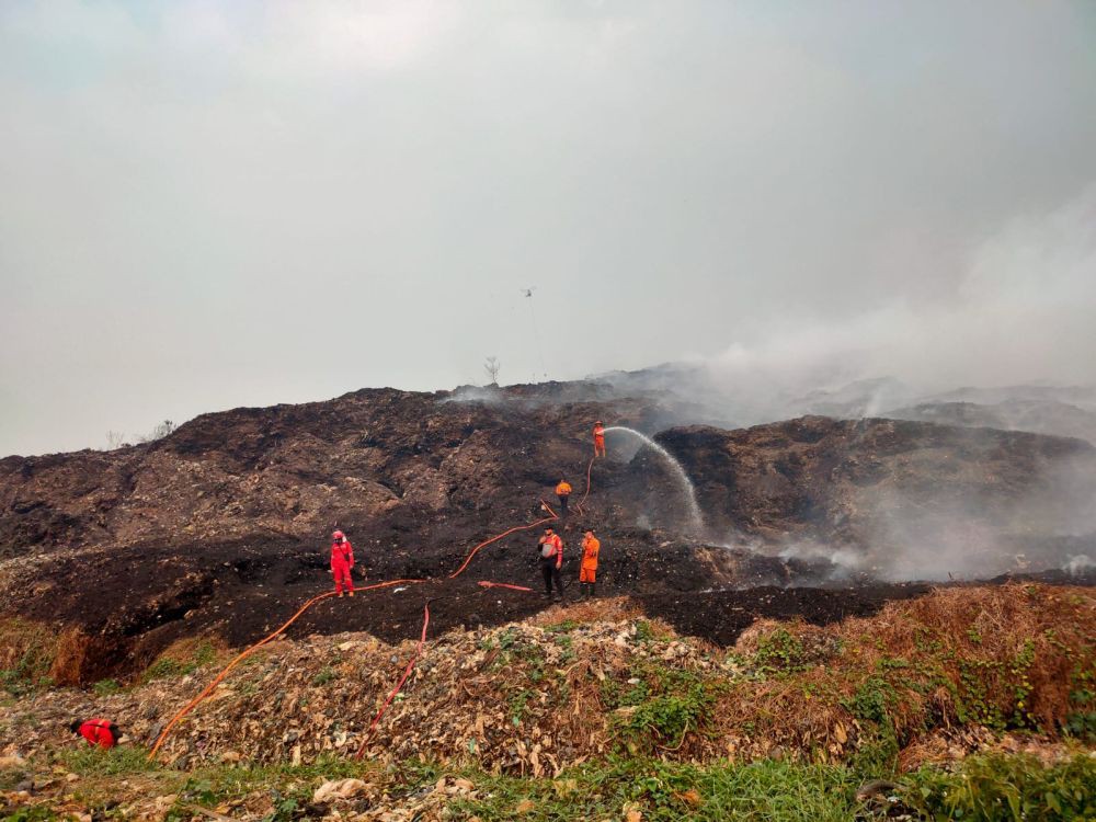Gunungan Sampah TPA Sukawinatan Terbakar Lagi Dipicu Puntung Rokok