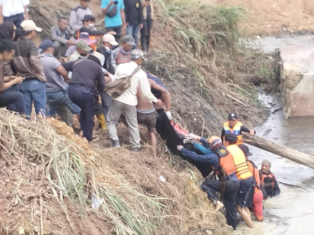 Viral! Detik-detik Ekskavator Terbalik Masuk Embung di Tulang Bawang