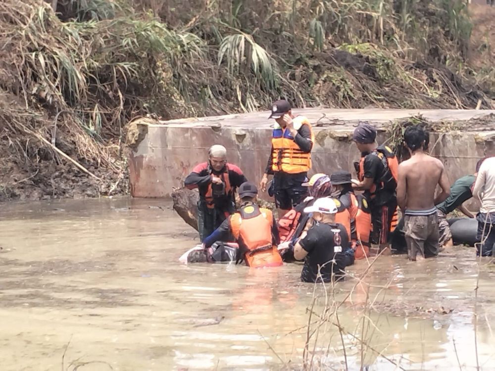 Viral! Detik-detik Ekskavator Terbalik Masuk Embung di Tulang Bawang