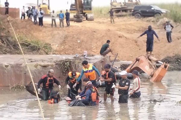 Viral! Detik-detik Ekskavator Terbalik Masuk Embung di Tulang Bawang