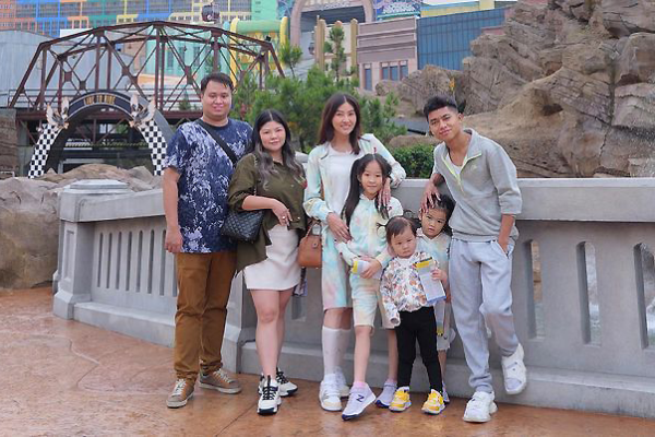 8 Potret Sarwendah Ajak Anak-anak Liburan di Malaysia, Main ke Genting