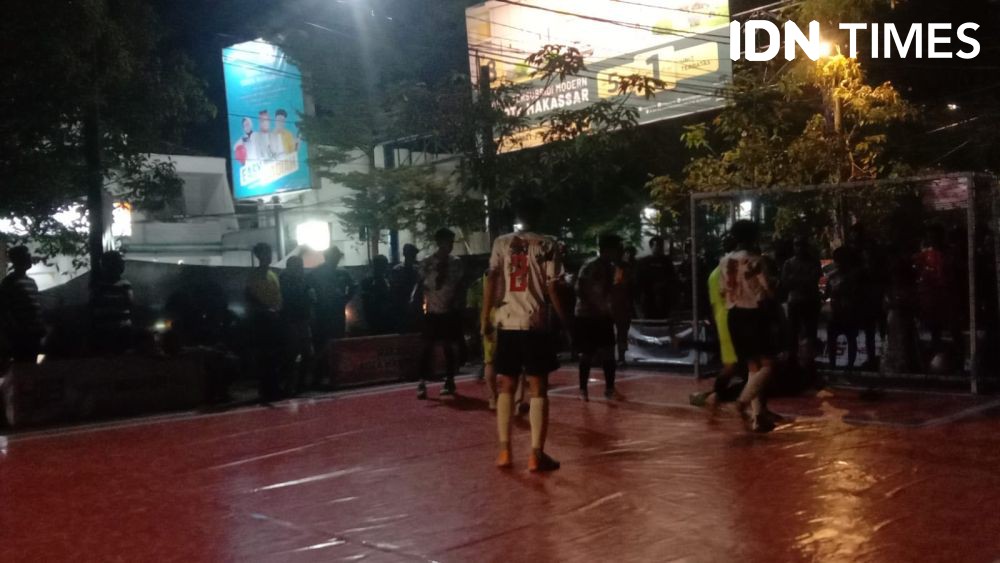 Liga Futsal di Tengah Jalan Boulevard Makassar Bikin Macet