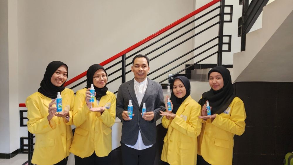 Wow! Mahasiswa PKM Unnes Mengolah Kulit Semangka Jadi Spray Anti Bakteri