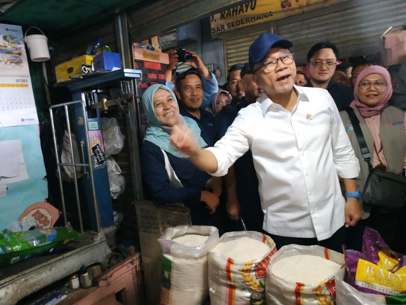 Sidak Pasar, Mendag Zulhas Sebut Harga Bawang dan Cabai Terlalu Murah