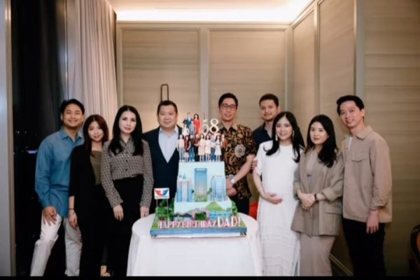 10 Momen Birthday Dinner Hary Tanoesoedibjo Bersama Keluarga