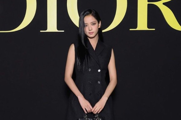 7 Momen Jisoo BLACKPINK di Dior SS24 Paris, Visualnya Bening Bak Dewi