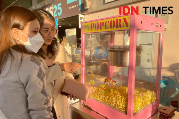 7 Potret Suasana Konser di Korea Selatan, Ada yang Jual Popcorn lho!