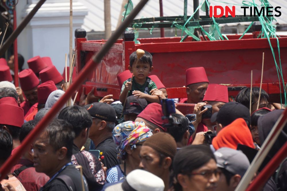 [FOTO] Warga Antusias Rebutan Hasil Bumi Gunungan Garebeg Maulud 