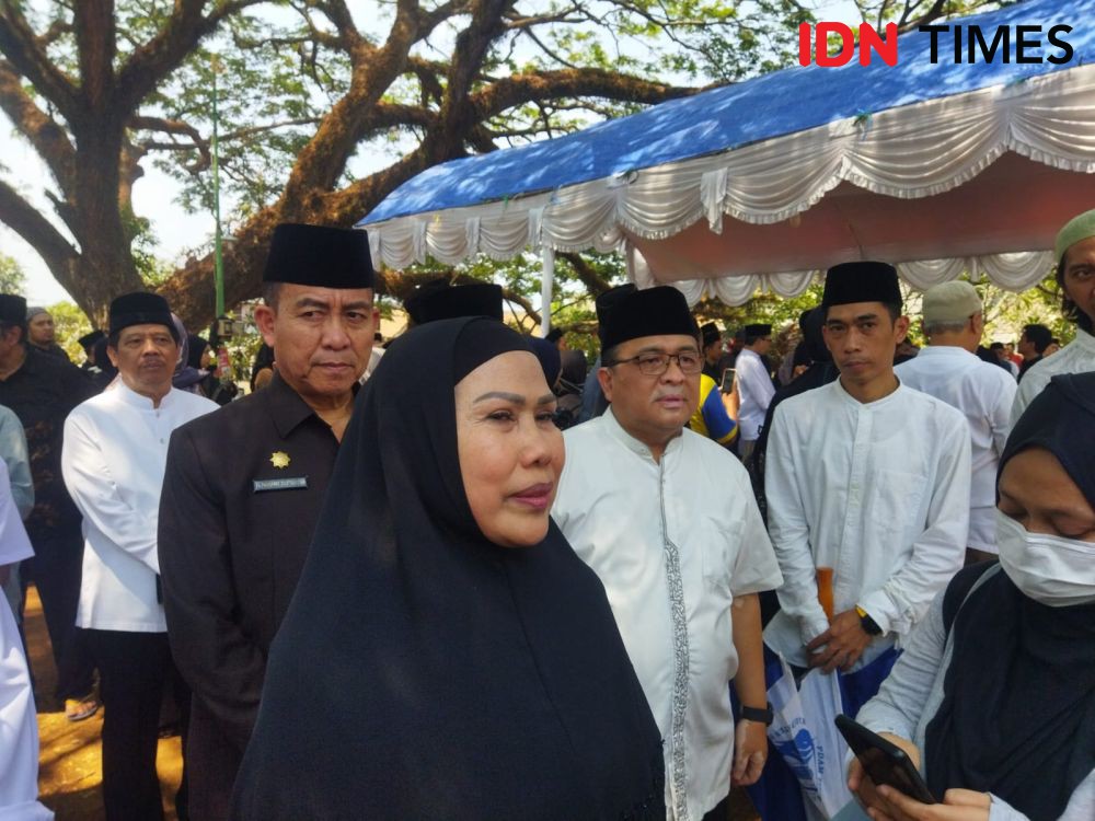 Isak Tangis Iringi Pemakaman Wakil Bupati Serang Pandji Tirtayasa