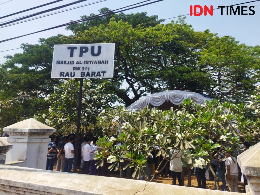 Isak Tangis Iringi Pemakaman Wakil Bupati Serang Pandji Tirtayasa