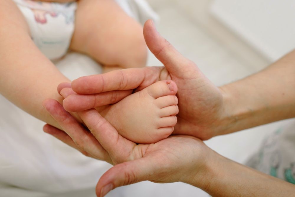 3 Bahaya Bayi Dikerok dan Alternatif Pertolongan Amannya