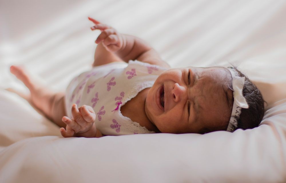 3 Bahaya Bayi Dikerok dan Alternatif Pertolongan Amannya