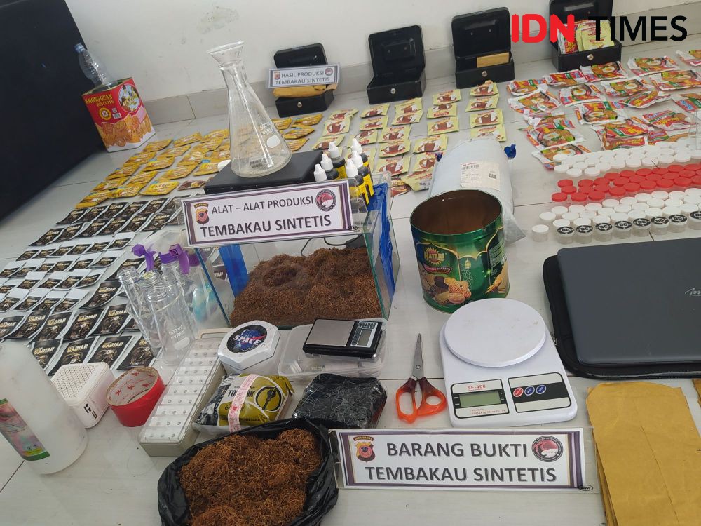 Polisi Bongkar Pabrik Pembuat Tembakau Sintetis Senilai Rp100 Juta