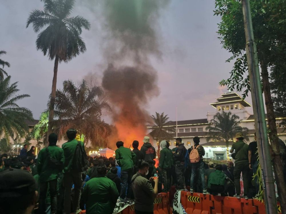 Flare hingga Bom Molotov Warnai Aksi Ratusan Mahasiswa di Gedung Sate