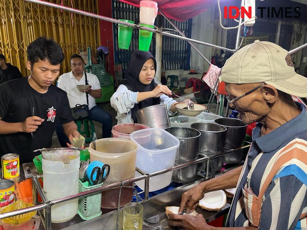 Sudah 71 Tahun Zaenal Jaga Resep Rahasia Sirup Es Marem Semarang