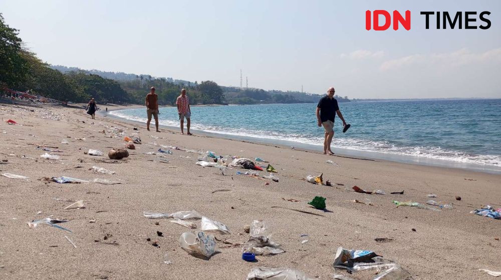 Wisata Pantai Senggigi Dipenuhi Sampah Plastik 