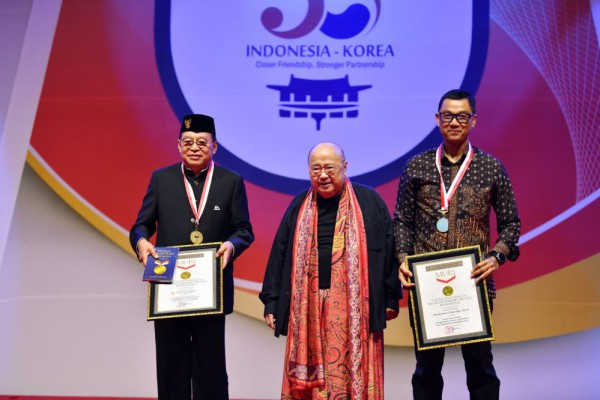 Rilis Biografi Jokowi dalam Bahasa Korea, Dirut PLN Raih Penghargaan