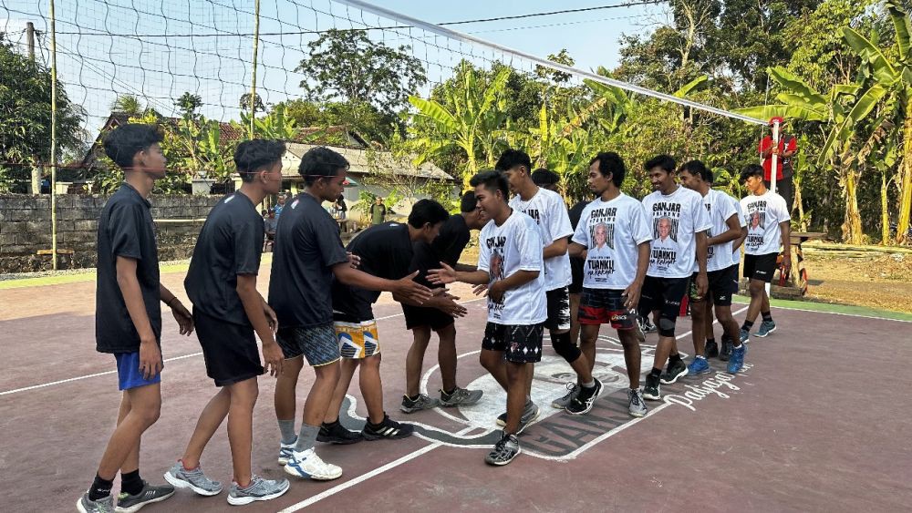 Dukung Olahraga, Millennial Bandung Bangun Lapangan Voli 