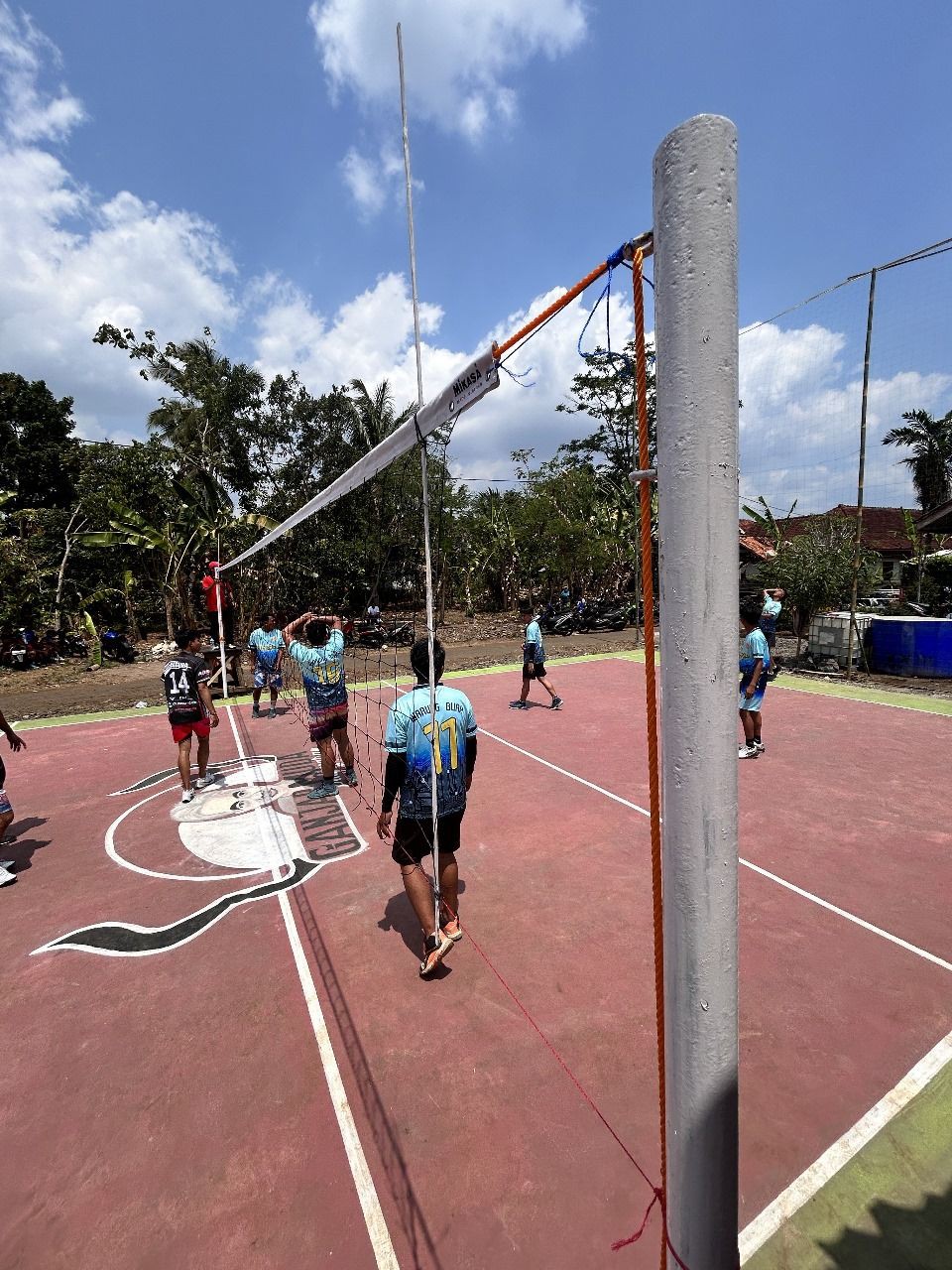 Dukung Olahraga, Millennial Bandung Bangun Lapangan Voli 