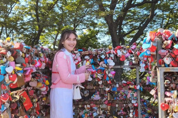 7 Potret Ayu Ting Ting di Namsan Tower, Tulis Harapan Dapat Jodoh