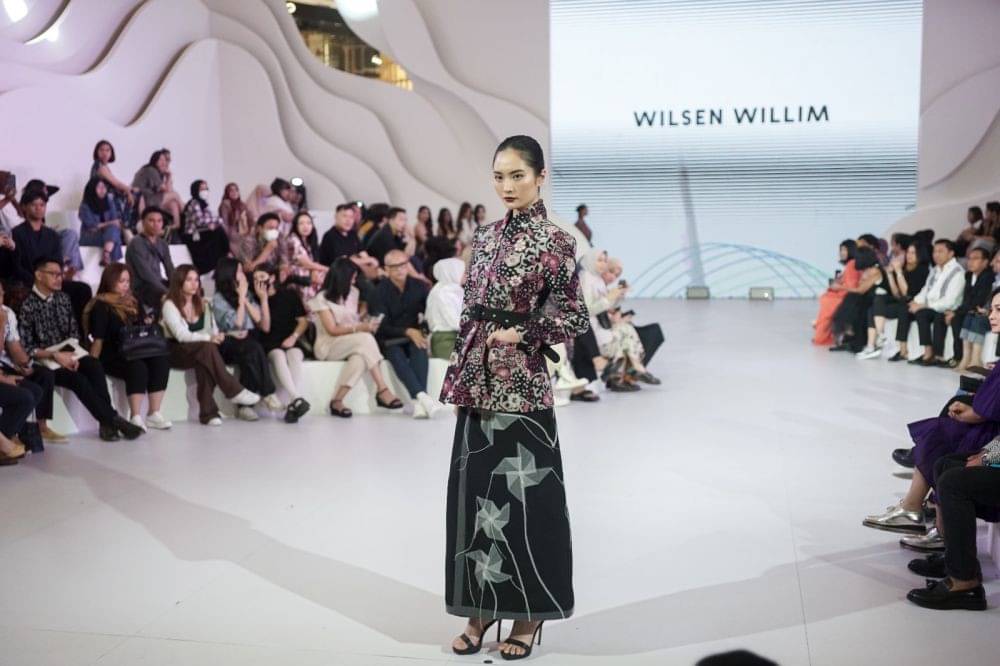 10 Koleksi Batik Karya Wilsen Willim Di Fashion Nation 2023