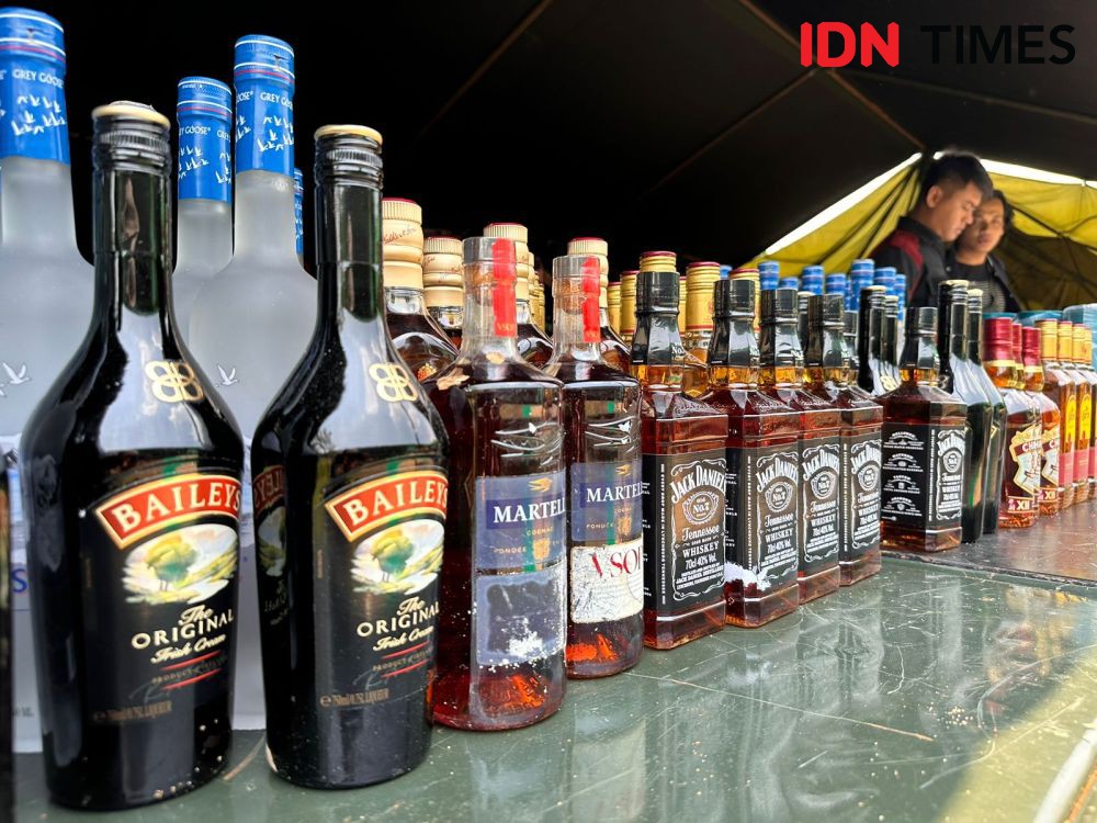 12.560 Botol Miras Dimusnahkan, Hasil dari Penyelundupan Prajurit TNI