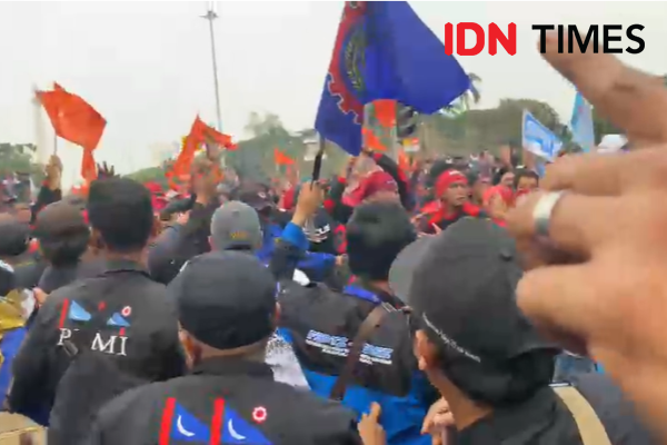 Demo Buruh di Patung Kuda Rusuh, Massa Lempar Bambu hingga Botol